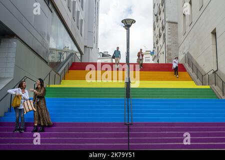 Nantes; 06/08/2020; LGBT. Nach den aufeinanderfolgenden Abbauarbeiten wurden die Stufen der Priden von Nantes, die Treppe der Rue de Beaurepaire, gerade in den Farben des homosexuellen Kampfes der Militanten von Nosig-LGBT für den Monat Pride neu gestrichen. Foto Olivier Lanrivain Stockfoto