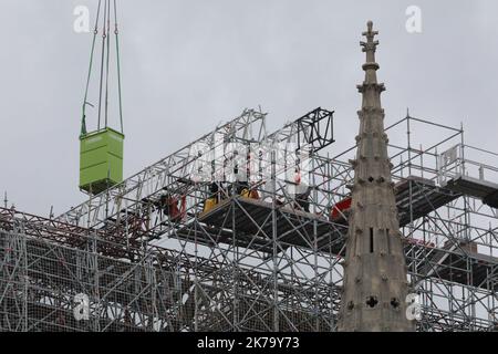 Paris, Frankreich 9. Juni 2020 - Arbeiter nehmen an der Demontage des Gerüsts in der Kathedrale Notre-Dame Teil Stockfoto