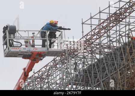 Paris, Frankreich 9. Juni 2020 - Arbeiter nehmen an der Demontage des Gerüsts in der Kathedrale Notre-Dame Teil Stockfoto