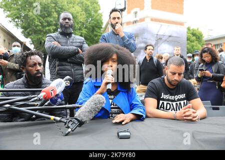 ASSA Traore, die Schwester von Adama Traore, einem jungen schwarzen Mann, der 2016 in Polizeigewahrsam starb, hält eine Pressekonferenz neben dem französischen Filmregisseur Ladj Ly, neben einem riesigen Wandgemälde, das ihren Bruder ehrt, der über Nacht vom französischen Straßenkünstler JR Paris, 09.06.2020, angefertigt wurde Stockfoto