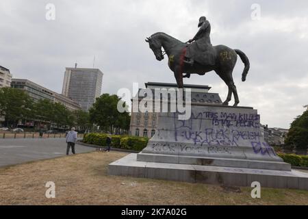 Belgien / Brüssel / Brüssel - Wenige Tage nach der Demonstration von Black Lives Matter und gegen die Bündelung von Gewalt in der Hauptstadt wurde die Statue des belgischen Königs Leopold II. Verwüstet, was die nationale Debatte über die Kolonialfrage wieder aufleben ließ. Stockfoto