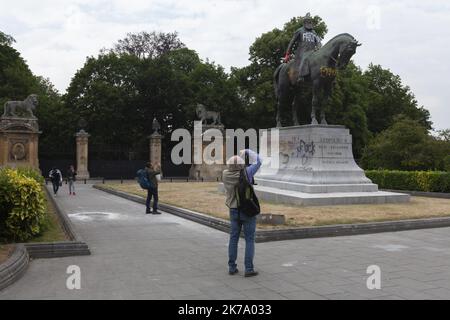 Belgien / Brüssel / Brüssel - Wenige Tage nach der Demonstration von Black Lives Matter und gegen die Bündelung von Gewalt in der Hauptstadt wurde die Statue des belgischen Königs Leopold II. Verwüstet, was die nationale Debatte über die Kolonialfrage wieder aufleben ließ. Stockfoto