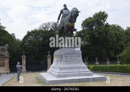 Belgien / Brüssel / Brüssel - Wenige Tage nach der Demonstration von Black Lives Matter und gegen die Bündelung von Gewalt in der Hauptstadt wurde die Statue des belgischen Königs Leopold II. Verwüstet, was die nationale Debatte über die Kolonialfrage wieder aufleben ließ. Stockfoto