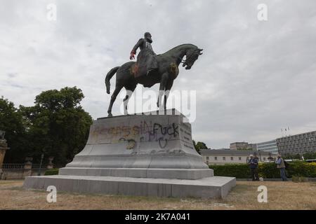 Belgien / Brüssel / Brüssel - Wenige Tage nach der Demonstration von Black Lives Matter und gegen die Bündelung von Gewalt in der Hauptstadt wurde die Statue des belgischen Königs Leopold II. Verwüstet, was die nationale Debatte über die Kolonialfrage wieder aufleben ließ. Stockfoto