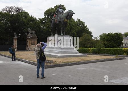 Belgien / Brüssel / Brüssel - Wenige Tage nach der Demonstration von Black Lives Matter und gegen die Bündelung von Gewalt in der Hauptstadt wurde die Statue des belgischen Königs Leopold II. Verwüstet, was die nationale Debatte über die Kolonialfrage wieder aufleben ließ. Stockfoto