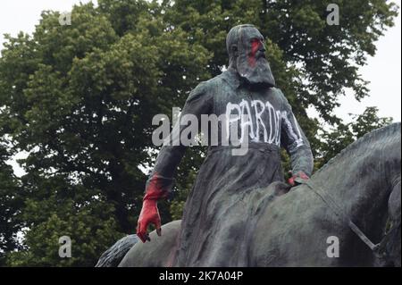 Belgien / Brüssel / Brüssel - Wenige Tage nach der Demonstration von Black Lives Matter und gegen die Bündelung von Gewalt in der Hauptstadt wurde die Statue des belgischen Königs Leopold II. Verwüstet, was die nationale Debatte über die Kolonialfrage wieder aufleben ließ. Stockfoto
