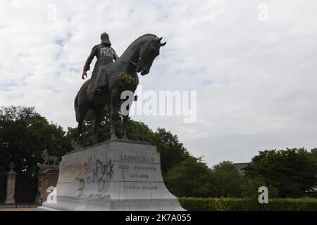 Belgien / Brüssel / Brüssel - Wenige Tage nach der Demonstration von Black Lives Matter und gegen die Bündelung von Gewalt in der Hauptstadt wurde die Statue des belgischen Königs Leopold II. Verwüstet, was die nationale Debatte über die Kolonialfrage wieder aufleben ließ. Stockfoto