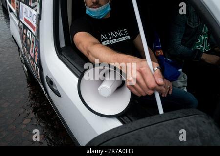 Frankreich / Ile-de-France (Region) / Paris - die Polizei demonstriert in Autos rund um den Kreisverkehr der Champs Elysees. Die Autos sind mit Plakaten mit Bildern von angeblich überfallenen Polizeibeamten bedeckt. Polizeidemonstration von den Champs Elysees zum Place Beauvau, wo sich der Innenminister befindet. Sie demonstrieren gegen die Maßnahmen des Innenministers Christophe Castaner. 12. Juni 2020. Paris, Frankreich. Stockfoto