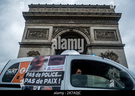 Frankreich / Ile-de-France (Region) / Paris - die Polizei demonstriert in Autos rund um den Kreisverkehr der Champs Elysees. Die Autos sind mit Plakaten mit Bildern von angeblich überfallenen Polizeibeamten bedeckt. Polizeidemonstration von den Champs Elysees zum Place Beauvau, wo sich der Innenminister befindet. Sie demonstrieren gegen die Maßnahmen des Innenministers Christophe Castaner. 12. Juni 2020. Paris, Frankreich. Stockfoto