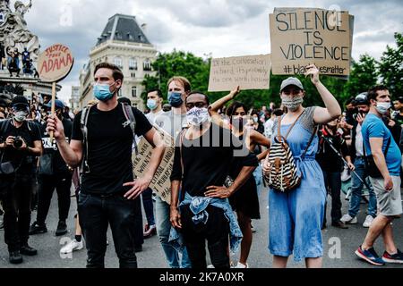 / 13/06/2020 - Frankreich / Ile-de-France (Region) / Paris - am Samstag, den 13. Juni, fanden in mehreren französischen Städten Demonstrationen statt (Paris, Lyon, Marseille, Montpellier...) Gegen Rassismus und Polizeigewalt. Die größte Kundgebung fand in Paris statt, auf Aufruf des Adama-Komitees, das nach Adama Traore benannt wurde, einem jungen Schwarzen, der im Juli 2016 starb, nachdem er von der Gendarmerie in den Pariser Vororten angehalten worden war, wo sich nach Angaben der Polizeipräfektur mehr als 20.000 Menschen versammelten. Während die Parade um 2:30 Uhr den Place de la Republique verlassen sollte, wurde der Umzug von der Polizei blockiert Stockfoto