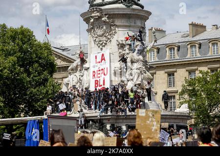 â©Sebastien Muylaert/MAXPPP - Demonstranten halten während einer Demonstration gegen Polizeibrutalität und Rassismus ein Banner auf dem platz der republik. Der marsch wird von Anhängern von Assa Traores Bruder Adama Traore organisiert, der 2016 in Polizeigewahrsam unter Umständen starb, die noch unklar sind. Der marsch ist auch von der Bewegung Black Lives Matter aus den USA inspiriert. Frankreich, Paris, 13.06.2020 Stockfoto