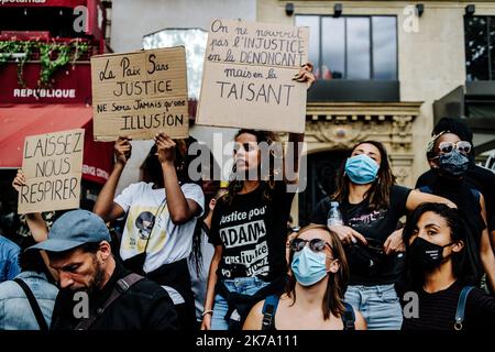 / 13/06/2020 - Frankreich / Ile-de-France (Region) / Paris - am Samstag, den 13. Juni, fanden in mehreren französischen Städten Demonstrationen statt (Paris, Lyon, Marseille, Montpellier...) Gegen Rassismus und Polizeigewalt. Die größte Kundgebung fand in Paris statt, auf Aufruf des Adama-Komitees, das nach Adama Traore benannt wurde, einem jungen Schwarzen, der im Juli 2016 starb, nachdem er von der Gendarmerie in den Pariser Vororten angehalten worden war, wo sich nach Angaben der Polizeipräfektur mehr als 20.000 Menschen versammelten. Während die Parade um 2:30 Uhr den Place de la Republique verlassen sollte, wurde der Umzug von der Polizei blockiert Stockfoto