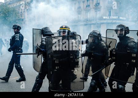 / 13/06/2020 - Frankreich / Ile-de-France (Region) / Paris - am Samstag, den 13. Juni, fanden in mehreren französischen Städten Demonstrationen statt (Paris, Lyon, Marseille, Montpellier...) Gegen Rassismus und Polizeigewalt. Die größte Kundgebung fand in Paris statt, auf Aufruf des Adama-Komitees, das nach Adama Traore benannt wurde, einem jungen Schwarzen, der im Juli 2016 starb, nachdem er von der Gendarmerie in den Pariser Vororten angehalten worden war, wo sich nach Angaben der Polizeipräfektur mehr als 20.000 Menschen versammelten. Während die Parade um 2:30 Uhr den Place de la Republique verlassen sollte, wurde der Umzug von der Polizei blockiert Stockfoto