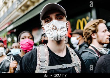 / 13/06/2020 - Frankreich / Ile-de-France (Region) / Paris - am Samstag, den 13. Juni, fanden in mehreren französischen Städten Demonstrationen statt (Paris, Lyon, Marseille, Montpellier...) Gegen Rassismus und Polizeigewalt. Die größte Kundgebung fand in Paris statt, auf Aufruf des Adama-Komitees, das nach Adama Traore benannt wurde, einem jungen Schwarzen, der im Juli 2016 starb, nachdem er von der Gendarmerie in den Pariser Vororten angehalten worden war, wo sich nach Angaben der Polizeipräfektur mehr als 20.000 Menschen versammelten. Während die Parade um 2:30 Uhr den Place de la Republique verlassen sollte, wurde der Umzug von der Polizei blockiert Stockfoto