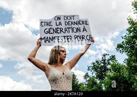 / 13/06/2020 - Frankreich / Ile-de-France (Region) / Paris - am Samstag, den 13. Juni, fanden in mehreren französischen Städten Demonstrationen statt (Paris, Lyon, Marseille, Montpellier...) Gegen Rassismus und Polizeigewalt. Die größte Kundgebung fand in Paris statt, auf Aufruf des Adama-Komitees, das nach Adama Traore benannt wurde, einem jungen Schwarzen, der im Juli 2016 starb, nachdem er von der Gendarmerie in den Pariser Vororten angehalten worden war, wo sich nach Angaben der Polizeipräfektur mehr als 20.000 Menschen versammelten. Während die Parade um 2:30 Uhr den Place de la Republique verlassen sollte, wurde der Umzug von der Polizei blockiert Stockfoto