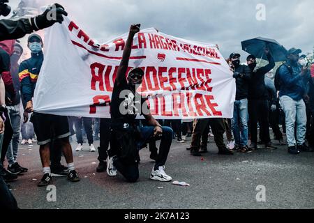 / 13/06/2020 - Frankreich / Ile-de-France (Region) / Paris - am Samstag, den 13. Juni, fanden in mehreren französischen Städten Demonstrationen statt (Paris, Lyon, Marseille, Montpellier...) Gegen Rassismus und Polizeigewalt. Die größte Kundgebung fand in Paris statt, auf Aufruf des Adama-Komitees, das nach Adama Traore benannt wurde, einem jungen Schwarzen, der im Juli 2016 starb, nachdem er von der Gendarmerie in den Pariser Vororten angehalten worden war, wo sich nach Angaben der Polizeipräfektur mehr als 20.000 Menschen versammelten. Während die Parade um 2:30 Uhr den Place de la Republique verlassen sollte, wurde der Umzug von der Polizei blockiert Stockfoto