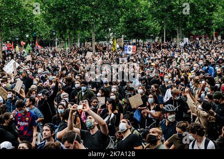 / 13/06/2020 - Frankreich / Ile-de-France (Region) / Paris - am Samstag, den 13. Juni, fanden in mehreren französischen Städten Demonstrationen statt (Paris, Lyon, Marseille, Montpellier...) Gegen Rassismus und Polizeigewalt. Die größte Kundgebung fand in Paris statt, auf Aufruf des Adama-Komitees, das nach Adama Traore benannt wurde, einem jungen Schwarzen, der im Juli 2016 starb, nachdem er von der Gendarmerie in den Pariser Vororten angehalten worden war, wo sich nach Angaben der Polizeipräfektur mehr als 20.000 Menschen versammelten. Während die Parade um 2:30 Uhr den Place de la Republique verlassen sollte, wurde der Umzug von der Polizei blockiert Stockfoto