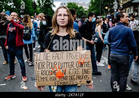 / 13/06/2020 - Frankreich / Ile-de-France (Region) / Paris - am Samstag, den 13. Juni, fanden in mehreren französischen Städten Demonstrationen statt (Paris, Lyon, Marseille, Montpellier...) Gegen Rassismus und Polizeigewalt. Die größte Kundgebung fand in Paris statt, auf Aufruf des Adama-Komitees, das nach Adama Traore benannt wurde, einem jungen Schwarzen, der im Juli 2016 starb, nachdem er von der Gendarmerie in den Pariser Vororten angehalten worden war, wo sich nach Angaben der Polizeipräfektur mehr als 20.000 Menschen versammelten. Während die Parade um 2:30 Uhr den Place de la Republique verlassen sollte, wurde der Umzug von der Polizei blockiert Stockfoto