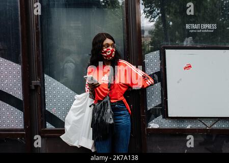 / 13/06/2020 - Frankreich / Ile-de-France (Region) / Paris - am Samstag, den 13. Juni, fanden in mehreren französischen Städten Demonstrationen statt (Paris, Lyon, Marseille, Montpellier...) Gegen Rassismus und Polizeigewalt. Die größte Kundgebung fand in Paris statt, auf Aufruf des Adama-Komitees, das nach Adama Traore benannt wurde, einem jungen Schwarzen, der im Juli 2016 starb, nachdem er von der Gendarmerie in den Pariser Vororten angehalten worden war, wo sich nach Angaben der Polizeipräfektur mehr als 20.000 Menschen versammelten. Während die Parade um 2:30 Uhr den Place de la Republique verlassen sollte, wurde der Umzug von der Polizei blockiert Stockfoto