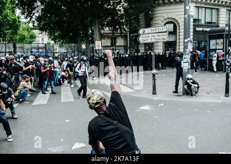 / 13/06/2020 - Frankreich / Ile-de-France (Region) / Paris - am Samstag, den 13. Juni, fanden in mehreren französischen Städten Demonstrationen statt (Paris, Lyon, Marseille, Montpellier...) Gegen Rassismus und Polizeigewalt. Die größte Kundgebung fand in Paris statt, auf Aufruf des Adama-Komitees, das nach Adama Traore benannt wurde, einem jungen Schwarzen, der im Juli 2016 starb, nachdem er von der Gendarmerie in den Pariser Vororten angehalten worden war, wo sich nach Angaben der Polizeipräfektur mehr als 20.000 Menschen versammelten. Während die Parade um 2:30 Uhr den Place de la Republique verlassen sollte, wurde der Umzug von der Polizei blockiert Stockfoto