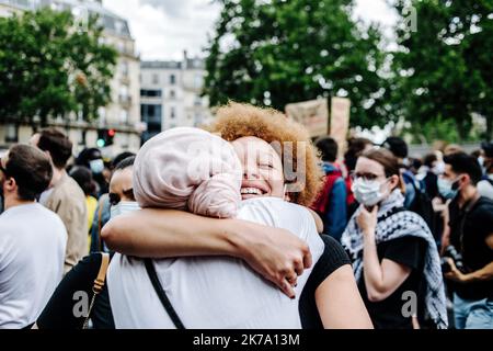 / 13/06/2020 - Frankreich / Ile-de-France (Region) / Paris - am Samstag, den 13. Juni, fanden in mehreren französischen Städten Demonstrationen statt (Paris, Lyon, Marseille, Montpellier...) Gegen Rassismus und Polizeigewalt. Die größte Kundgebung fand in Paris statt, auf Aufruf des Adama-Komitees, das nach Adama Traore benannt wurde, einem jungen Schwarzen, der im Juli 2016 starb, nachdem er von der Gendarmerie in den Pariser Vororten angehalten worden war, wo sich nach Angaben der Polizeipräfektur mehr als 20.000 Menschen versammelten. Während die Parade um 2:30 Uhr den Place de la Republique verlassen sollte, wurde der Umzug von der Polizei blockiert Stockfoto