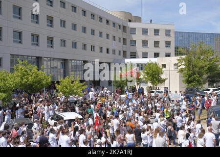 â©Giacomo Italiano/MAXPPP - Demonstration zur Unterstützung von Pflegekräften und Krankenhauspersonal. Krankenhäuser, Kliniken, Samu, Krankenwagen, Haushilfe, Usw. Mehr als 3.000 Beschäftigte des Gesundheitswesens demonstrieren diesen Dienstag auf Aufruf der Krankenhausgewerkschaften. Frankreich, Montpellier, 16. Juni 2020. Manifestation en soutien aux soignants et personnels hospitaliers. Hopitaux, cliniques, Samu, ambulanciers, ou encore aides a domizile, etc. Plus de 3000 Soignanten Manifest ce mardi, a l appel des syndicats hospitaliers. Frankreich, Montpellier, 16 Juin 2020. Stockfoto