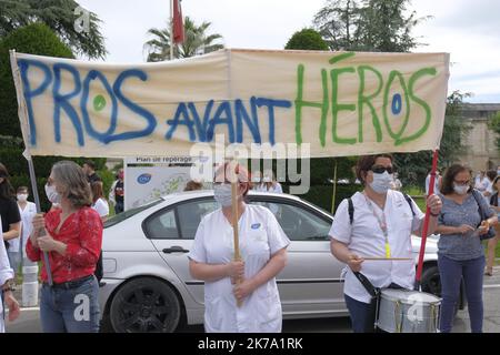 â©Giacomo Italiano/MAXPPP - Demonstration zur Unterstützung von Pflegekräften und Krankenhauspersonal. Krankenhäuser, Kliniken, Samu, Krankenwagen, Haushilfe, Usw. Mehr als 3.000 Beschäftigte des Gesundheitswesens demonstrieren diesen Dienstag auf Aufruf der Krankenhausgewerkschaften. Frankreich, Montpellier, 16. Juni 2020. Manifestation en soutien aux soignants et personnels hospitaliers. Hopitaux, cliniques, Samu, ambulanciers, ou encore aides a domizile, etc. Plus de 3000 Soignanten Manifest ce mardi, a l appel des syndicats hospitaliers. Frankreich, Montpellier, 16 Juin 2020. Stockfoto