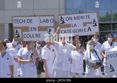 â©Giacomo Italiano/MAXPPP - Demonstration zur Unterstützung von Pflegekräften und Krankenhauspersonal. Krankenhäuser, Kliniken, Samu, Krankenwagen, Haushilfe, Usw. Mehr als 3.000 Beschäftigte des Gesundheitswesens demonstrieren diesen Dienstag auf Aufruf der Krankenhausgewerkschaften. Frankreich, Montpellier, 16. Juni 2020. Manifestation en soutien aux soignants et personnels hospitaliers. Hopitaux, cliniques, Samu, ambulanciers, ou encore aides a domizile, etc. Plus de 3000 Soignanten Manifest ce mardi, a l appel des syndicats hospitaliers. Frankreich, Montpellier, 16 Juin 2020. Stockfoto