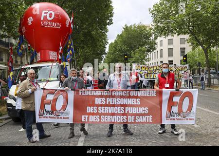 â©Sebastien Muylaert/MAXPPP - Beschäftigte im Gesundheitswesen nehmen an einer Demonstration auf Aufruf der Gewerkschaften der CGT Sud FO vor dem Ministerium für Solidarität und Gesundheit Teil. Die Demonstration ist Teil eines landesweiten Protesttages, an dem bessere Arbeitsbedingungen für das Gesundheitspersonal gefordert werden. Frankreich, Paris, 16.06.2016 Stockfoto