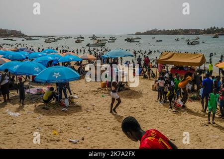 Senegal / Dakar - mehrere hundert Menschen versammelten sich am Sonntag, den 21. Juni 2020, am kleinen Strand der Stadt Ngor. Stockfoto
