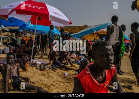 Senegal / Dakar - mehrere hundert Menschen versammelten sich am Sonntag, den 21. Juni 2020, am kleinen Strand der Stadt Ngor. Stockfoto