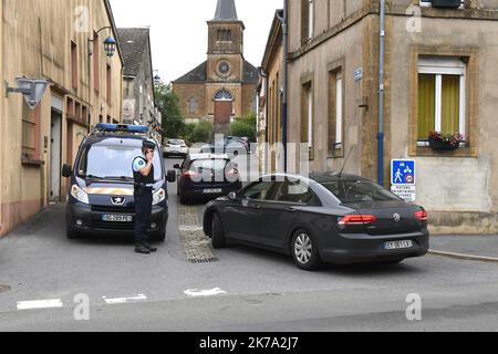 /L'UNION DE REIMS/CHRISTIAN LANTENOIS ; 22/06/2020 ; VILLE SUR LUMES ; DES FOUILLES ONT LIEU DANS L'ANCIENNE MAISON DE LA SOEUR DE MICHEL FOURNIRET DECEDEE 6 MOIS AVANT LA DISPARITION D'ESTELLE MOUZIN. LE TUEUR EN SERIE AVAIT SES HABITUDES DANS CETTE MAISON / 2020/06/22. AUSGRABUNGEN FINDEN IM ALTEN HAUS DER SCHWESTER VON MICHEL FOURNIRET STATT, DIE 6 MONATE VOR DEM VERSCHWINDEN DES KLEINEN MÄDCHENS ESTELLE MOUZIN IM JAHR 2003 STARB. DER SERIENMÖRDER HATTE SEINE GEWOHNHEITEN IN DIESEM HAUS. Stockfoto