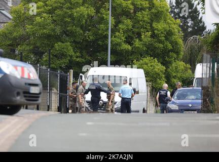 /LE PARISIEN/ARNAUD JOURNOIS ; VILLE SUR LUMES ; 22/06/2020 ; DES FOUILLES ONT LIEU DANS L'ANCIENNE MAISON DE LA SOEUR DE MICHEL FOURNIRET DECEDEE 6 MOIS AVANT LA DISPARITION D'ESTELLE MOUZIN. LE TUEUR DE SERIE AVAIT SES HABITUDES DANS CETTE MAISON / SUR LA FOTO AUF DISTINGUE LE HAUT DE LA MAISON A GAUCHE - 2020/06/22. AUSGRABUNGEN FINDEN IM ALTEN HAUS DER SCHWESTER VON MICHEL FOURNIRET STATT, DIE 6 MONATE VOR DEM VERSCHWINDEN DES KLEINEN MÄDCHENS ESTELLE MOUZIN IM JAHR 2003 STARB. DER SERIENMÖRDER HATTE SEINE GEWOHNHEITEN IN DIESEM HAUS. Stockfoto