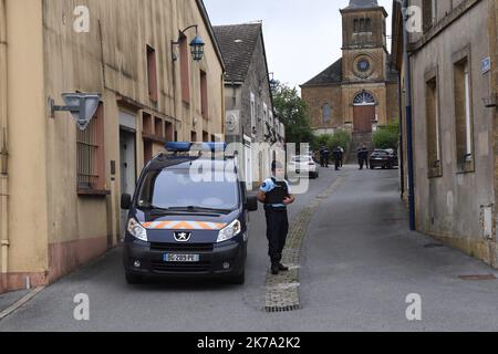 /L'UNION DE REIMS/CHRISTIAN LANTENOIS ; 22/06/2020 ; VILLE SUR LUMES ; DES FOUILLES ONT LIEU DANS L'ANCIENNE MAISON DE LA SOEUR DE MICHEL FOURNIRET DECEDEE 6 MOIS AVANT LA DISPARITION D'ESTELLE MOUZIN. LE TUEUR EN SERIE AVAIT SES HABITUDES DANS CETTE MAISON / 2020/06/22. AUSGRABUNGEN FINDEN IM ALTEN HAUS DER SCHWESTER VON MICHEL FOURNIRET STATT, DIE 6 MONATE VOR DEM VERSCHWINDEN DES KLEINEN MÄDCHENS ESTELLE MOUZIN IM JAHR 2003 STARB. DER SERIENMÖRDER HATTE SEINE GEWOHNHEITEN IN DIESEM HAUS. Stockfoto