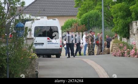 /LE PARISIEN/ARNAUD JOURNOIS ; VILLE SUR LUMES ; 22/06/2020 ; DES FOUILLES ONT LIEU DANS L'ANCIENNE MAISON DE LA SOEUR DE MICHEL FOURNIRET DECEDEE 6 MOIS AVANT LA DISPARITION D'ESTELLE MOUZIN. LE TUEUR DE SERIE AVAIT SES HABITUDES DANS CETTE MAISON / SUR LA FOTO AUF DISTINGUE LE HAUT DE LA MAISON A GAUCHE - 2020/06/22. AUSGRABUNGEN FINDEN IM ALTEN HAUS DER SCHWESTER VON MICHEL FOURNIRET STATT, DIE 6 MONATE VOR DEM VERSCHWINDEN DES KLEINEN MÄDCHENS ESTELLE MOUZIN IM JAHR 2003 STARB. DER SERIENMÖRDER HATTE SEINE GEWOHNHEITEN IN DIESEM HAUS. Stockfoto