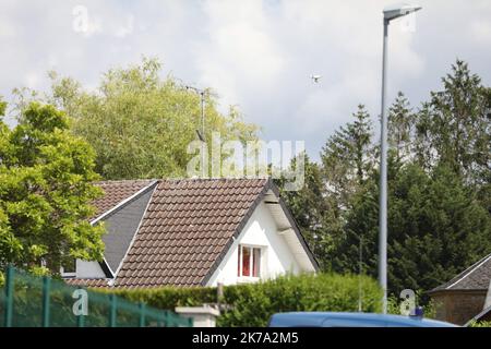 /LE PARISIEN/ARNAUD JOURNOIS ; VILLE SUR LUMES ; 22/06/2020 ; DES FOUILLES ONT LIEU DANS L'ANCIENNE MAISON DE LA SOEUR DE MICHEL FOURNIRET DECEDEE 6 MOIS AVANT LA DISPARITION D'ESTELLE MOUZIN. LE TUEUR DE SERIE AVAIT SES HABITUDES DANS CETTE MAISON / SUR LA PHOTO ON DISTINGUE LE HAUT DE LA MAISON A GAUCHE / PHOTO LES GENDARMES UTILIZENT UN DRONE - 2020/06/22. AUSGRABUNGEN FINDEN IM ALTEN HAUS DER SCHWESTER VON MICHEL FOURNIRET STATT, DIE 6 MONATE VOR DEM VERSCHWINDEN DES KLEINEN MÄDCHENS ESTELLE MOUZIN IM JAHR 2003 STARB. DER SERIENMÖRDER HATTE SEINE GEWOHNHEITEN IN DIESEM HAUS. Stockfoto