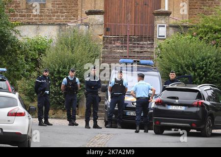 /L'UNION DE REIMS/CHRISTIAN LANTENOIS ; 22/06/2020 ; VILLE SUR LUMES ; DES FOUILLES ONT LIEU DANS L'ANCIENNE MAISON DE LA SOEUR DE MICHEL FOURNIRET DECEDEE 6 MOIS AVANT LA DISPARITION D'ESTELLE MOUZIN. LE TUEUR EN SERIE AVAIT SES HABITUDES DANS CETTE MAISON / 2020/06/22. AUSGRABUNGEN FINDEN IM ALTEN HAUS DER SCHWESTER VON MICHEL FOURNIRET STATT, DIE 6 MONATE VOR DEM VERSCHWINDEN DES KLEINEN MÄDCHENS ESTELLE MOUZIN IM JAHR 2003 STARB. DER SERIENMÖRDER HATTE SEINE GEWOHNHEITEN IN DIESEM HAUS. Stockfoto