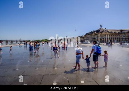 /SUD OUEST/GUILLAUME-BONNAUD@ BONNAUD GUILLAUME ; BORDEAUX ; 22/06/2020 ; LE 22 JUIN 2020 / A BORDEAUX / MIROIR D'EAU / REOUVERTURE - 2020/06/22. WASSERSPIEGEL WIRD WIEDER GEÖFFNET Stockfoto