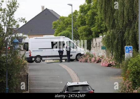 /LE PARISIEN/ARNAUD JOURNOIS ; VILLE SUR LUMES ; 22/06/2020 ; DES FOUILLES ONT LIEU DANS L'ANCIENNE MAISON DE LA SOEUR DE MICHEL FOURNIRET DECEDEE 6 MOIS AVANT LA DISPARITION D'ESTELLE MOUZIN. LE TUEUR DE SERIE AVAIT SES HABITUDES DANS CETTE MAISON - 2020/06/22. AUSGRABUNGEN FINDEN IM ALTEN HAUS DER SCHWESTER VON MICHEL FOURNIRET STATT, DIE 6 MONATE VOR DEM VERSCHWINDEN DES KLEINEN MÄDCHENS ESTELLE MOUZIN IM JAHR 2003 STARB. DER SERIENMÖRDER HATTE SEINE GEWOHNHEITEN IN DIESEM HAUS. Stockfoto