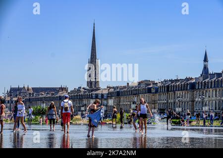 /SUD OUEST/GUILLAUME-BONNAUD@ BONNAUD GUILLAUME ; BORDEAUX ; 22/06/2020 ; LE 22 JUIN 2020 / A BORDEAUX / MIROIR D'EAU / REOUVERTURE - 2020/06/22. WASSERSPIEGEL WIRD WIEDER GEÖFFNET Stockfoto