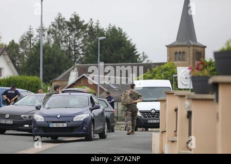 /LE PARISIEN/ARNAUD JOURNOIS ; VILLE SUR LUMES ; 22/06/2020 ; DES FOUILLES ONT LIEU DANS L'ANCIENNE MAISON DE LA SOEUR DE MICHEL FOURNIRET DECEDEE 6 MOIS AVANT LA DISPARITION D'ESTELLE MOUZIN. LE TUEUR DE SERIE AVAIT SES HABITUDES DANS CETTE MAISON / SUR LA FOTO AUF DISTINGUE LE HAUT DE LA MAISON A GAUCHE - 2020/06/22. AUSGRABUNGEN FINDEN IM ALTEN HAUS DER SCHWESTER VON MICHEL FOURNIRET STATT, DIE 6 MONATE VOR DEM VERSCHWINDEN DES KLEINEN MÄDCHENS ESTELLE MOUZIN IM JAHR 2003 STARB. DER SERIENMÖRDER HATTE SEINE GEWOHNHEITEN IN DIESEM HAUS. Stockfoto