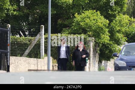 /LE PARISIEN/ARNAUD JOURNOIS ; VILLE SUR LUMES ; 22/06/2020 ; DES FOUILLES ONT LIEU DANS L'ANCIENNE MAISON DE LA SOEUR DE MICHEL FOURNIRET DECEDEE 6 MOIS AVANT LA DISPARITION D'ESTELLE MOUZIN. LE TUEUR DE SERIE AVAIT SES HABITUDES DANS CETTE MAISON / SUR LA FOTO AUF DISTINGUE LE HAUT DE LA MAISON A GAUCHE - 2020/06/22. AUSGRABUNGEN FINDEN IM ALTEN HAUS DER SCHWESTER VON MICHEL FOURNIRET STATT, DIE 6 MONATE VOR DEM VERSCHWINDEN DES KLEINEN MÄDCHENS ESTELLE MOUZIN IM JAHR 2003 STARB. DER SERIENMÖRDER HATTE SEINE GEWOHNHEITEN IN DIESEM HAUS. Stockfoto