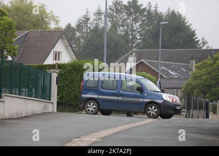 /LE PARISIEN/ARNAUD JOURNOIS ; VILLE SUR LUMES ; 22/06/2020 ; DES FOUILLES ONT LIEU DANS L'ANCIENNE MAISON DE LA SOEUR DE MICHEL FOURNIRET DECEDEE 6 MOIS AVANT LA DISPARITION D'ESTELLE MOUZIN. LE TUEUR DE SERIE AVAIT SES HABITUDES DANS CETTE MAISON / SUR LA FOTO AUF DISTINGUE LE HAUT DE LA MAISON A GAUCHE - 2020/06/22. AUSGRABUNGEN FINDEN IM ALTEN HAUS DER SCHWESTER VON MICHEL FOURNIRET STATT, DIE 6 MONATE VOR DEM VERSCHWINDEN DES KLEINEN MÄDCHENS ESTELLE MOUZIN IM JAHR 2003 STARB. DER SERIENMÖRDER HATTE SEINE GEWOHNHEITEN IN DIESEM HAUS. Stockfoto