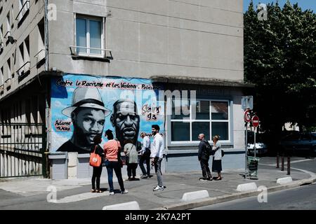 â©Jan Schmidt-Whitley/Le Pictorium/MAXPPP - Jan Schmidt-Whitley/Le Pictorium - 22/06/2020 - Frankreich / seine-Saint-Denis / Bobigny - A Stains, en seine Saint Denis, une fresque a ete inauguree par la mairie la semaine derniere. Elle depeint Adama Traore et George Flyod et denoncent le racisme et les violences policieres. / 22/06/2020 - Frankreich / seine-Saint-Denis / Bobigny - in Flecken, in seiner Saint Denis, wurde letzte Woche ein Fresko vom Rathaus eingeweiht. Sie zeigt Adama Traore und George Flyod und prangert Rassismus und Polizeigewalt an. Stockfoto