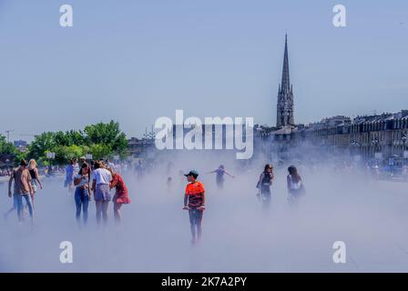 /SUD OUEST/GUILLAUME-BONNAUD@ BONNAUD GUILLAUME ; BORDEAUX ; 22/06/2020 ; LE 22 JUIN 2020 / A BORDEAUX / MIROIR D'EAU / REOUVERTURE - 2020/06/22. WASSERSPIEGEL WIRD WIEDER GEÖFFNET Stockfoto