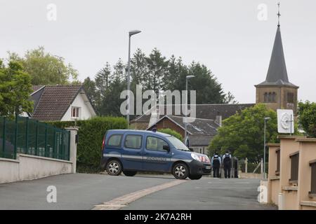 /LE PARISIEN/ARNAUD JOURNOIS ; VILLE SUR LUMES ; 22/06/2020 ; DES FOUILLES ONT LIEU DANS L'ANCIENNE MAISON DE LA SOEUR DE MICHEL FOURNIRET DECEDEE 6 MOIS AVANT LA DISPARITION D'ESTELLE MOUZIN. LE TUEUR DE SERIE AVAIT SES HABITUDES DANS CETTE MAISON / SUR LA FOTO AUF DISTINGUE LE HAUT DE LA MAISON A GAUCHE - 2020/06/22. AUSGRABUNGEN FINDEN IM ALTEN HAUS DER SCHWESTER VON MICHEL FOURNIRET STATT, DIE 6 MONATE VOR DEM VERSCHWINDEN DES KLEINEN MÄDCHENS ESTELLE MOUZIN IM JAHR 2003 STARB. DER SERIENMÖRDER HATTE SEINE GEWOHNHEITEN IN DIESEM HAUS. Stockfoto