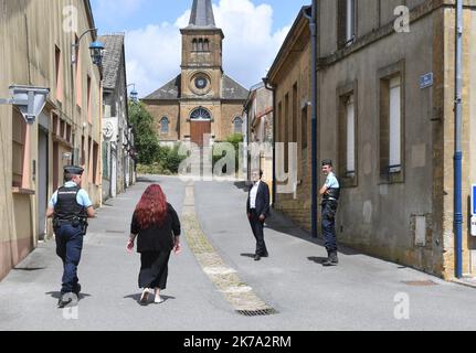 /L'UNION DE REIMS/CHRISTIAN LANTENOIS ; 22/06/2020 ; VILLE SUR LUMES ; DES FOUILLES ONT LIEU DANS L'ANCIENNE MAISON DE LA SOEUR DE MICHEL FOURNIRET DECEDEE 6 MOIS AVANT LA DISPARITION D'ESTELLE MOUZIN. LE TUEUR EN SERIE AVAIT SES HABITUDES DANS CETTE MAISON / 2020/06/22. AUSGRABUNGEN FINDEN IM ALTEN HAUS DER SCHWESTER VON MICHEL FOURNIRET STATT, DIE 6 MONATE VOR DEM VERSCHWINDEN DES KLEINEN MÄDCHENS ESTELLE MOUZIN IM JAHR 2003 STARB. DER SERIENMÖRDER HATTE SEINE GEWOHNHEITEN IN DIESEM HAUS. Stockfoto