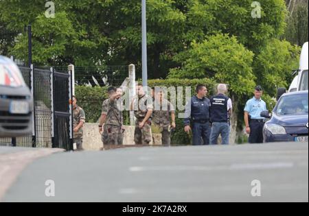 /LE PARISIEN/ARNAUD JOURNOIS ; VILLE SUR LUMES ; 22/06/2020 ; DES FOUILLES ONT LIEU DANS L'ANCIENNE MAISON DE LA SOEUR DE MICHEL FOURNIRET DECEDEE 6 MOIS AVANT LA DISPARITION D'ESTELLE MOUZIN. LE TUEUR DE SERIE AVAIT SES HABITUDES DANS CETTE MAISON / SUR LA FOTO AUF DISTINGUE LE HAUT DE LA MAISON A GAUCHE - 2020/06/22. AUSGRABUNGEN FINDEN IM ALTEN HAUS DER SCHWESTER VON MICHEL FOURNIRET STATT, DIE 6 MONATE VOR DEM VERSCHWINDEN DES KLEINEN MÄDCHENS ESTELLE MOUZIN IM JAHR 2003 STARB. DER SERIENMÖRDER HATTE SEINE GEWOHNHEITEN IN DIESEM HAUS. Stockfoto