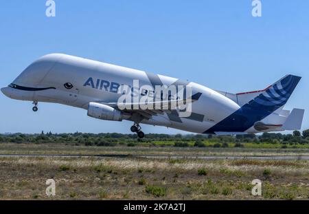 PERPIGNAN AM 22. Juni 2020 / Luftfahrt / die BELUGA XL der Firma Airbus führt im starken Wind (Tramontan) am Flughafen Perpignan Touch and Go durch. Stockfoto