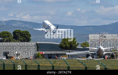 PERPIGNAN AM 22. Juni 2020 / Luftfahrt / die BELUGA XL der Firma Airbus führt im starken Wind (Tramontan) am Flughafen Perpignan Touch and Go durch. Stockfoto